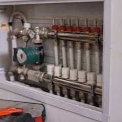 Heizkreisverteiler mit Umwälzpumpe und Ventilen