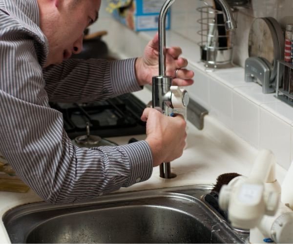 Reparatur eines Wasserhahns an der Küchenspüle